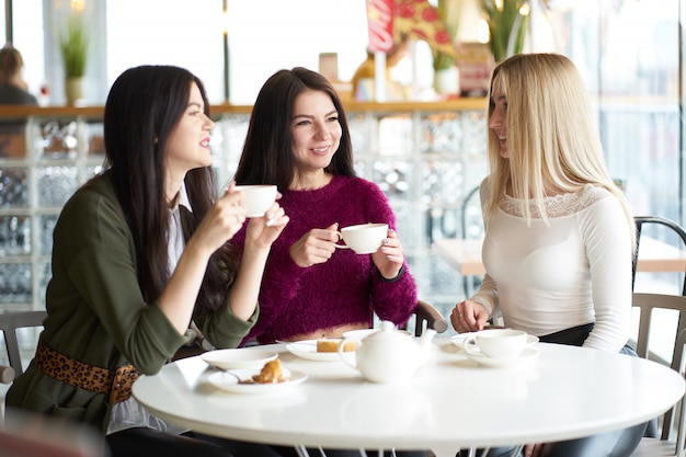 Namoradas conversam no café durante a hora do chá