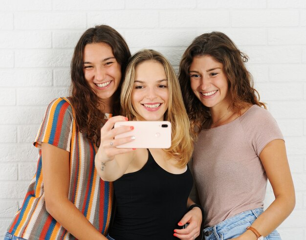 Namoradas em roupas casuais posando juntas