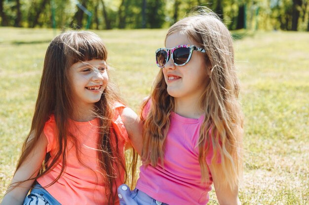 Namoradinhas felizes se divertem no parque nas férias de verão