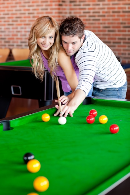 Jovem Casal Em Sala De Bilhar. Namorado Ensinando Sua Namorada a Jogar  Bilhar Imagem de Stock - Imagem de boate, feriado: 212990253