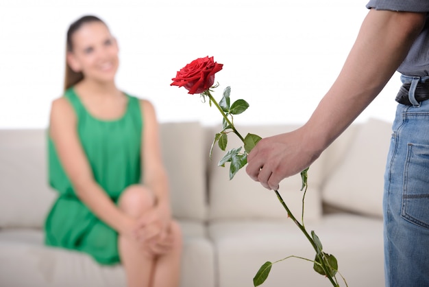 Namorado do amor quer dar a sua menina de flor.