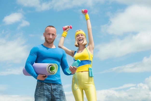 Namorado e namorada prontos para praticar o exercício físico personal trainer e sua estante de estudante...