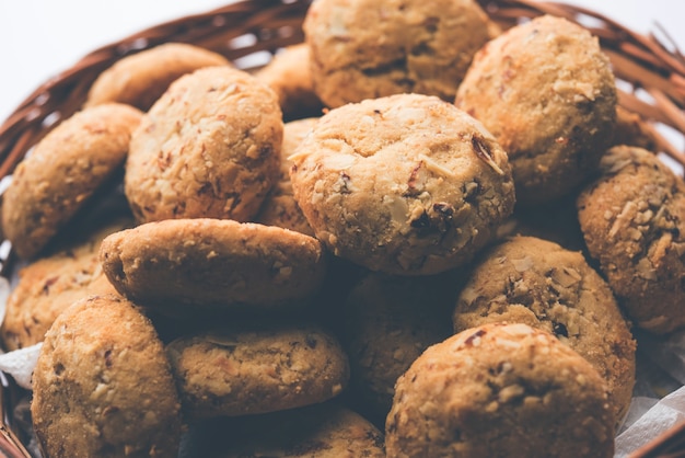 Nan khatai o Nankhatai es una auténtica galleta india dulce y salada sin huevo cargada con frutos secos