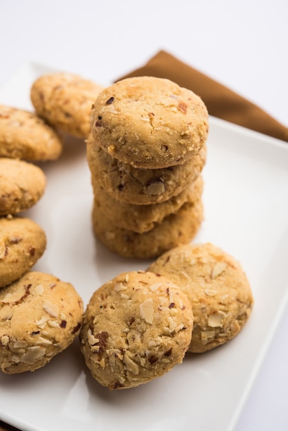 Nan khatai o Nankhatai es una auténtica galleta india dulce y salada sin huevo cargada con frutos secos