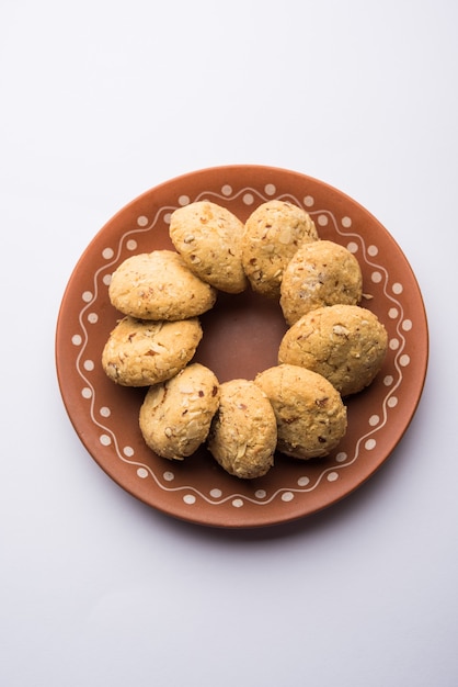 Nan khatai o Nankhatai es una auténtica galleta india dulce y salada sin huevo cargada con frutos secos