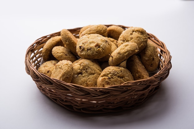 Nan khatai o Nankhatai es una auténtica galleta india dulce y salada sin huevo cargada con frutos secos