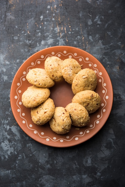 Nan Khatai oder Nankhatai ist ein authentischer indischer süßer und herzhafter Keks ohne Eier, beladen mit Trockenfrüchten