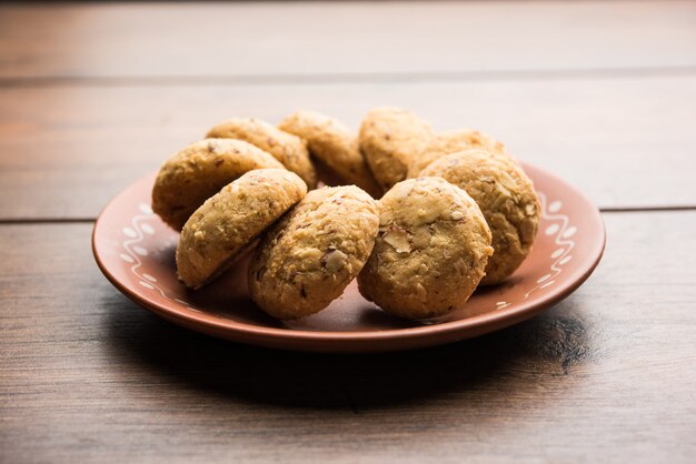 Nan Khatai oder Nankhatai ist ein authentischer indischer süßer und herzhafter Keks ohne Eier, beladen mit Trockenfrüchten