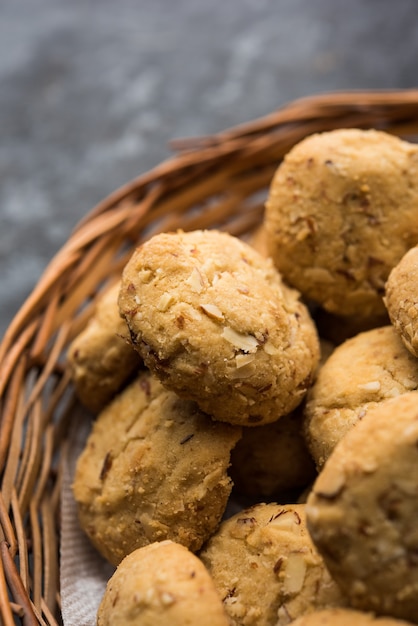 Nan Khatai oder Nankhatai ist ein authentischer indischer süßer und herzhafter Keks ohne Eier, beladen mit Trockenfrüchten