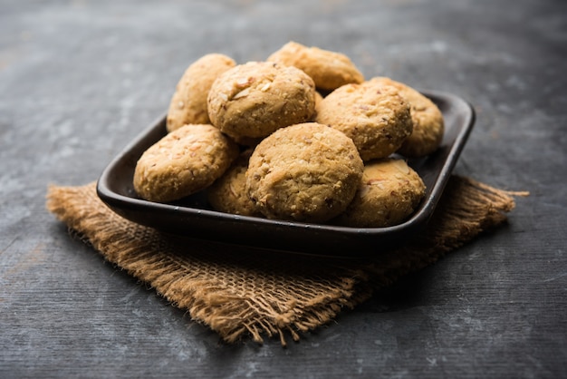 Nan Khatai oder Nankhatai ist ein authentischer indischer süßer und herzhafter Keks ohne Eier, beladen mit Trockenfrüchten