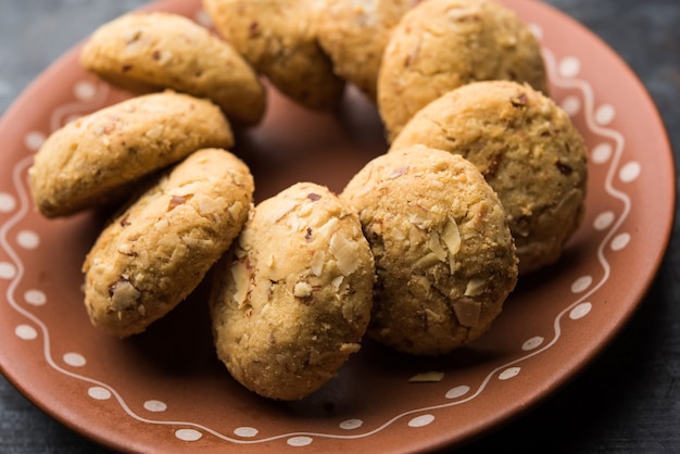 Nan Khatai oder Nankhatai ist ein authentischer indischer süßer und herzhafter Keks ohne Eier, beladen mit Trockenfrüchten