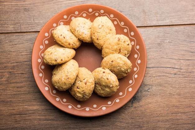 Nan Khatai oder Nankhatai ist ein authentischer indischer süßer und herzhafter Keks ohne Eier, beladen mit Trockenfrüchten