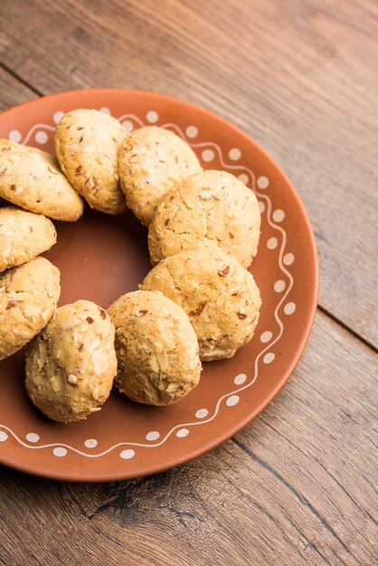 Nan khatai ou Nankhatai é um autêntico biscoito indiano doce e salgado sem ovos, carregado com frutas secas