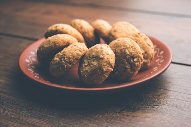 Foto nan khatai ou nankhatai é um autêntico biscoito indiano doce e salgado sem ovos, carregado com frutas secas