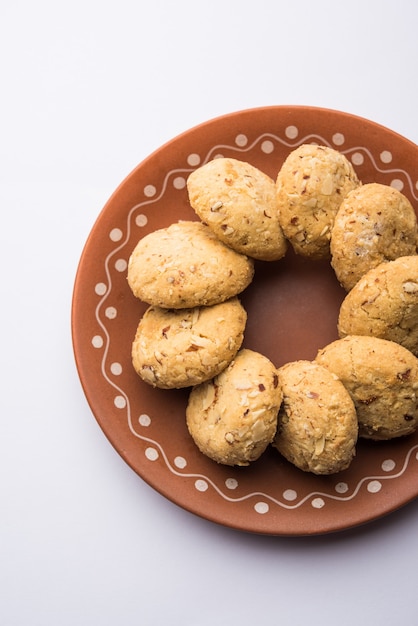 Nan khatai ou Nankhatai é um autêntico biscoito indiano doce e salgado sem ovos, carregado com frutas secas