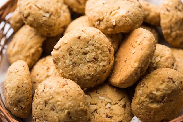 Nan khatai ou Nankhatai é um autêntico biscoito indiano doce e salgado sem ovos, carregado com frutas secas