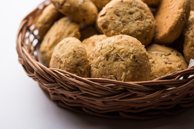 Nan khatai ou Nankhatai é um autêntico biscoito indiano doce e salgado sem ovos, carregado com frutas secas