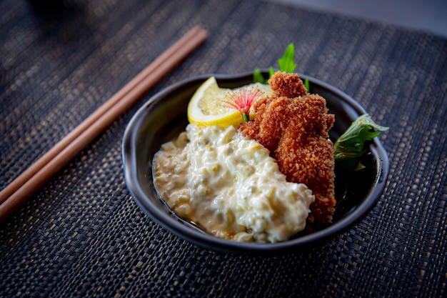 Nanban Chicken Katsu aperitivo de pollo frito en el tradicional restaurante japonés de ramen con un bl