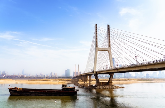 Foto nanchang bayi brücke unter dem blauen himmel