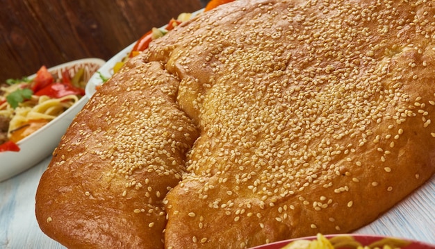 Nangbing - traditionelles Fladenbrot der Uiguren in Westchina. Uigurische Küche, Asien Traditionelle verschiedene Gerichte, Ansicht von oben