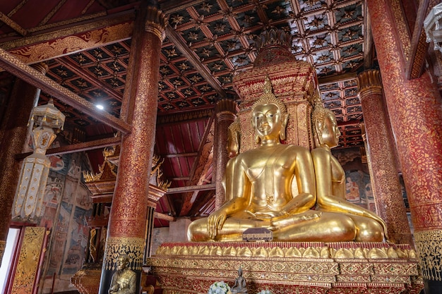 Nanthailand19122020Goldene Buddha-Statue im Wat Phumin in Nan City, ThailandWat Phumin ist der attraktivste Tempel in der Stadt Nan