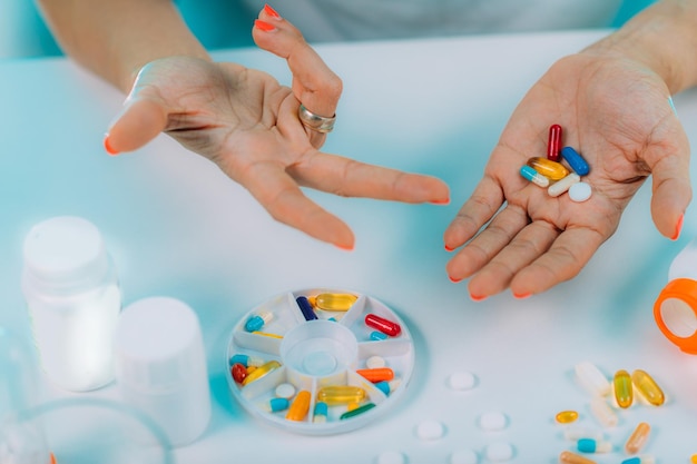 Não adesão à medicação prescrita Paciente do sexo feminino contando comprimidos