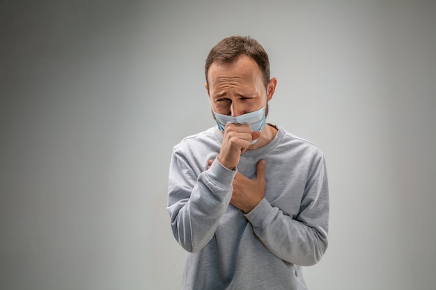 Não consigo respirar. Homem caucasiano com máscara de proteção respiratória contra poluição do ar e partículas de poeira excedem os limites de segurança. Conceito de saúde, meio ambiente e ecologia. Alergia, dor de cabeça.