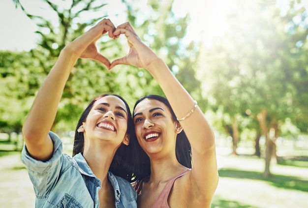 Foto não consigo vencer esse melhor amigo meio que amo foto de dois jovens amigos felizes juntando as mãos para fazer um formato de coração