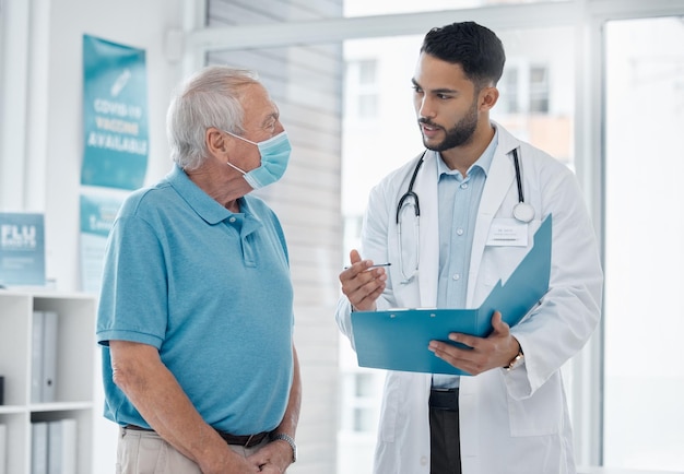 Não é nada para se preocupar foto de um jovem médico conversando com um paciente em um consultório