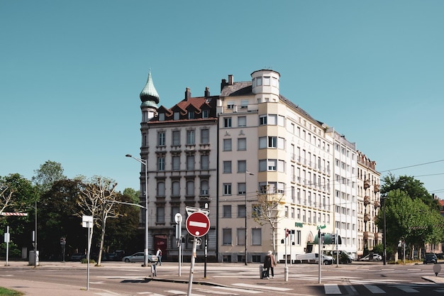 Não entre sinal na estrada contra o edifício na cidade
