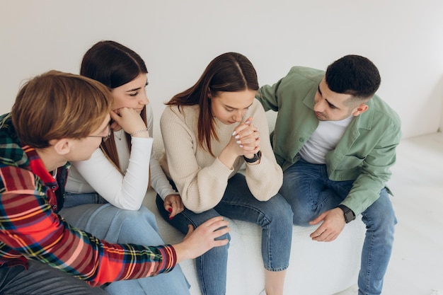 Não fique triste Um grupo de amigos agrada uma amiga triste e a apoia