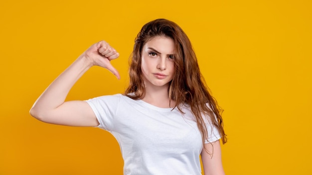 Não gosto de gesto má ideia mulher infeliz polegar para baixo