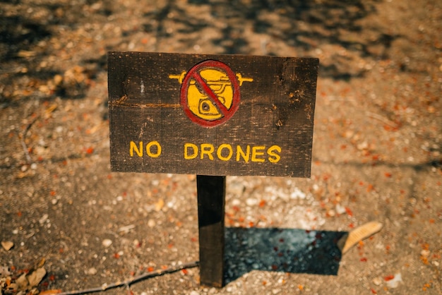 Foto não há drones. todas as aeronaves controladas remotamente são proibidas. inscreva-se numa placa de madeira no parque nacional.