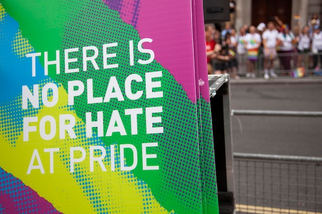 Não há lugar para ódio no banner do orgulho gay em um evento do orgulho gay