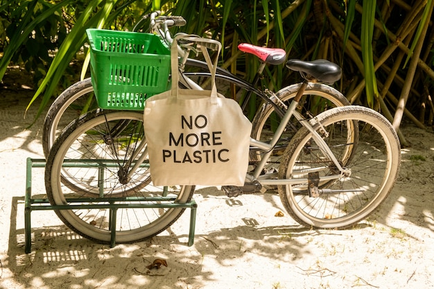 Não há mais saco plástico ecológico na cesta de bicicleta estacionada na floresta tropical arenosa