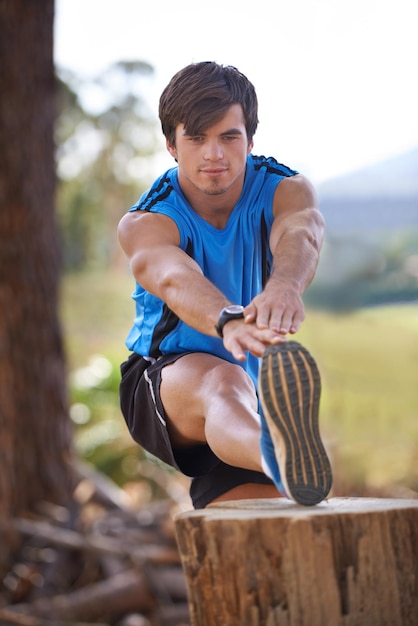 Não há nada como ar fresco e exercício foto de um jovem bonito se exercitando ao ar livre