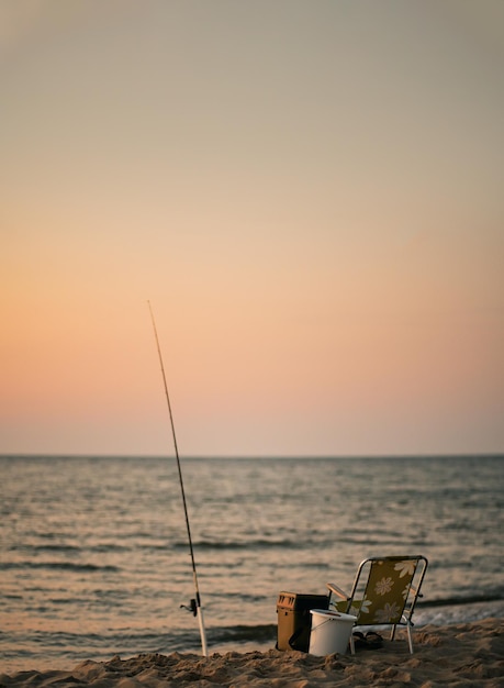 Não há pessoas pescando no mar ao pôr do sol