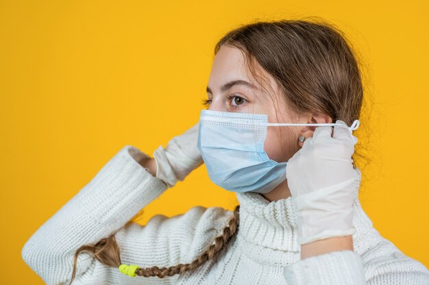 Foto não se esqueça da máscara. criança paciente usando máscara respiratória. itens de proteção de segurança durante o surto de pandemia de coronavírus. sintoma de covid 19. menina precisa de teste de imunidade igg. pneumonia por vírus.