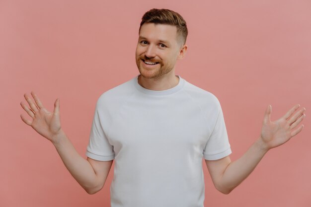 Não sou eu. Ruivo feliz e charmoso com barba e camisa branca espalhando as mãos para os lados