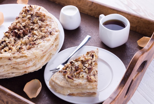 Napoleão e café para um café da manhã romântico em bandeja