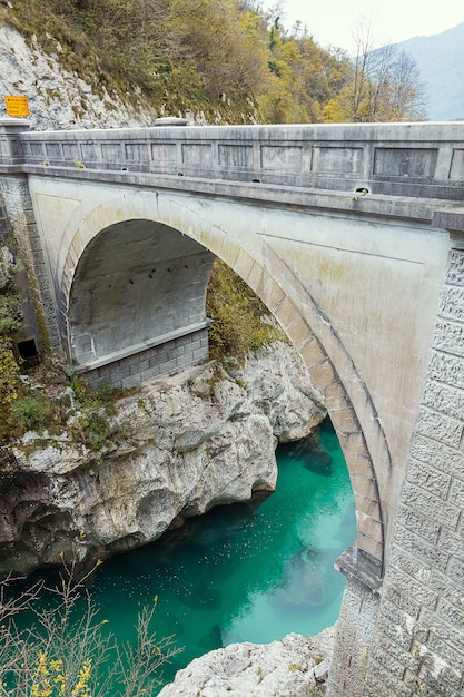 Napoleon-Brücke über smaragdfarbenen Soca-Fluss in Slowenien