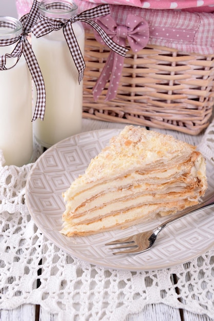 Napoleon-Kuchen auf dem Teller auf dem Tisch in der Nähe