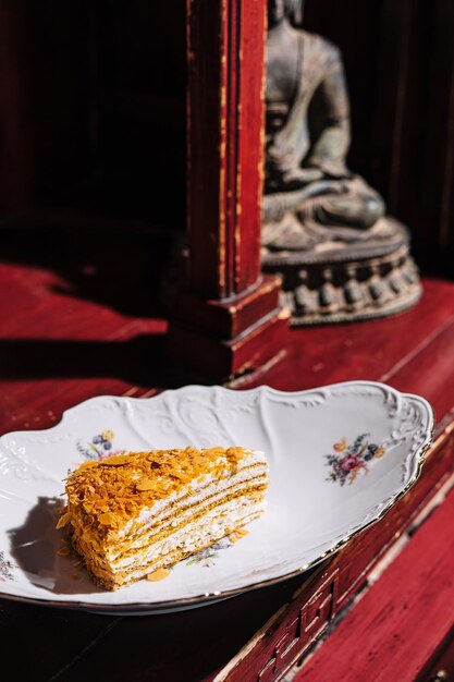 Napoleon-Kuchen aus Puffgebäck mit saurer Sahne