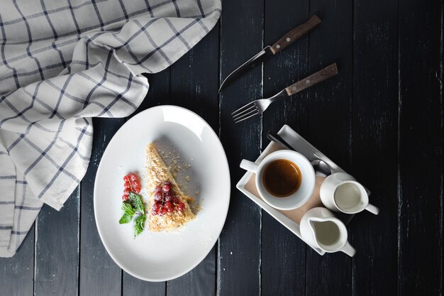 Napoleon-Kuchen mit Beeren