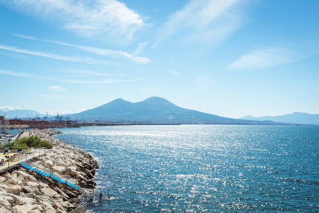 Nápoles, Campania, Italia. Vista de la bahía, el mar y el volcán Vesubio