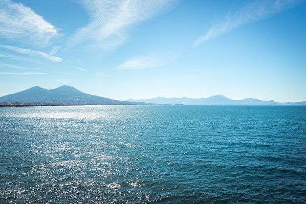 Nápoles, Campania, Italia. Vista de la bahía, el mar y el volcán Vesubio