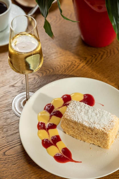 Napolon de postre delicioso servido con champán. foto de postre en el interior.