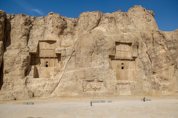 Naqsh-e rustam zeigt große gräber, die hoch in die felswand geschnitten sind. ich rannte.