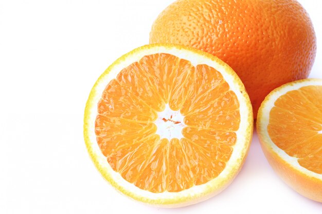 Naranja aislada sobre fondo blanco