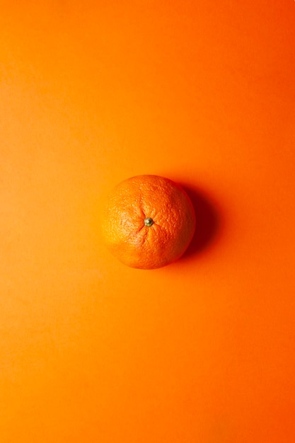Naranja aislado sobre fondo naranja Fruta orgánica